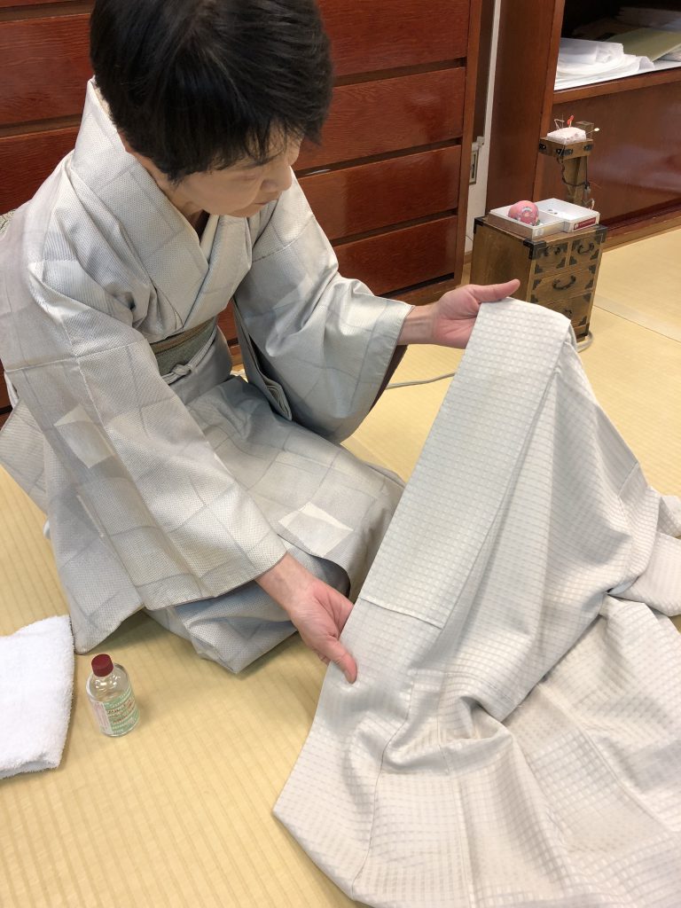 着物の襟汚れの落とし方 ポイントを押さえれば簡単 プロ仕様を伝授します 山本由紀子の京町家さろん