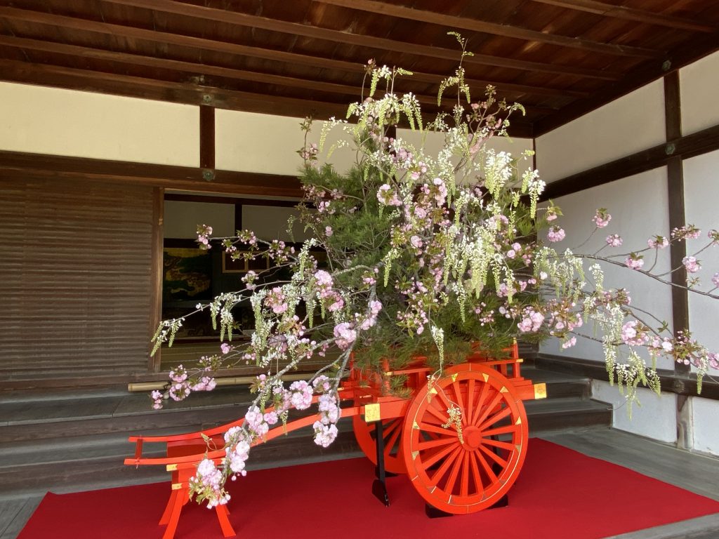 華道「嵯峨御流」の家元、大覚寺☆華道展のクライマックスはお坊さんの